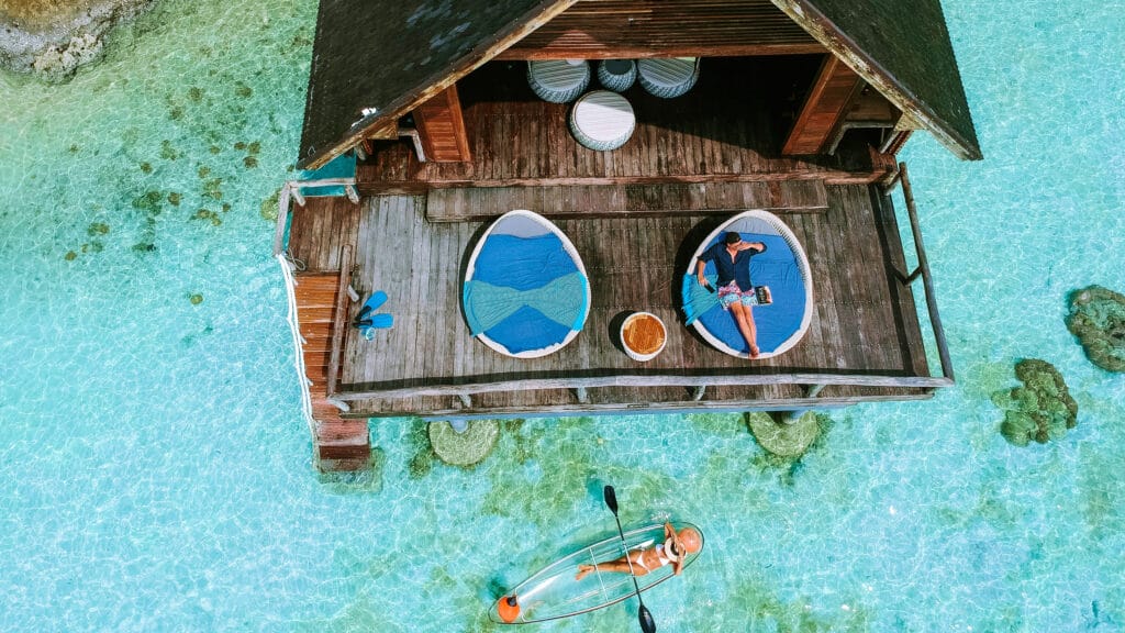 Ein junges Paar genießt ihren Urlaub an einem paradiesischen Ort. Symbolbild: Auslandsreisekrankenversicherung bei maxXse Versicherungsmakler in Nürnberg.